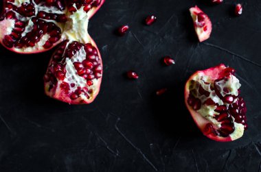 Koyu arkaplanda kırmızı sulu nar. Boşluğu kopyala.