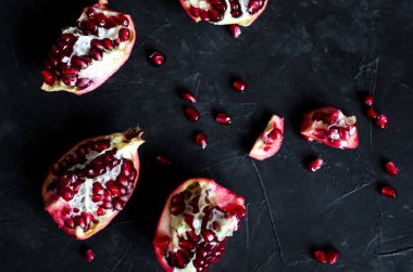 Koyu arkaplanda kırmızı sulu nar.