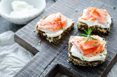 Sağlıklı kahvaltı. Çavdar ekmeği, somon balığı ve krem peynirli tost. Sağlıklı atıştırma konsepti.