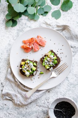 Somon balıklı sağlıklı kahvaltı ve çavdar ekmekli tost, avokado ve küflü peynir..