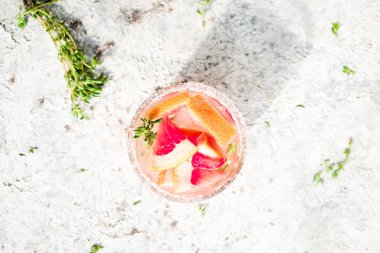 Buzlu ve kekikli greyfurt bardakları. Yaz tazeleyici kokteyller. Üst görünüm.