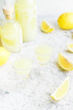 Geleneksel ev yapımı limonata limoncello ve taze narenciye. Limonlu İtalyan limoncello. İtalyan alkollü içeceği.