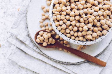 Bir kasede çiğ nohut. Nohut besleyici bir yemektir. Sağlıklı ve vejetaryen yemekleri. Üst görünüm.