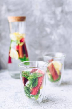 Rubarb, limon ve nane ile yaz ferahlatıcı içecek. Rubarb limonatası. Taze bahar meyveli sürahi detoks suyu. Sağlık hizmeti, fitness, sağlıklı beslenme diyeti konsepti.