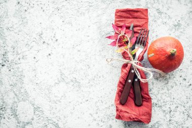 Şükran Günü sonbahar sofra takımı ve gri arka planda sonbahar yaprakları. Şükran Günü yemeği konsepti. Mevsimlik davetiye ve menü için maket. Üst Manzara. Boşluğu kopyala.