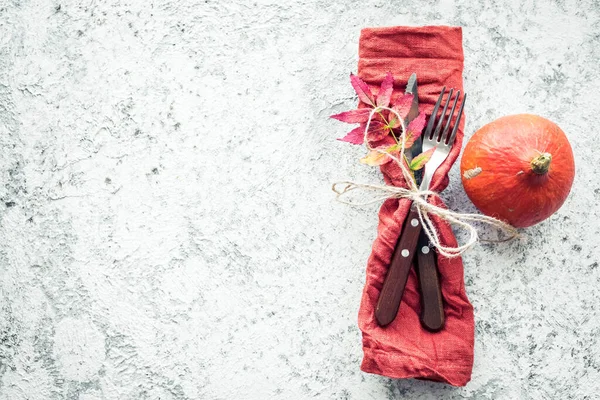 Şükran Günü sonbahar sofra takımı ve gri arka planda sonbahar yaprakları. Şükran Günü yemeği konsepti. Mevsimlik davetiye ve menü için maket. Üst Manzara. Boşluğu kopyala.