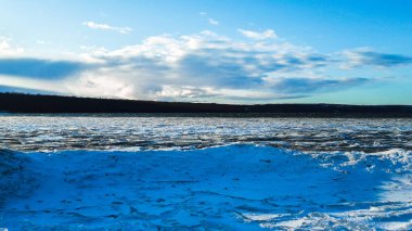 Ufuk çizgisi, gökyüzü ve nehir arasındaki..