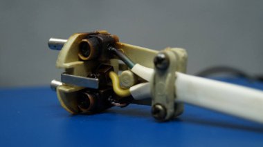 Aşırı yükleme nedeniyle yanmış Shuko tapası, yakın çekim gerçek fotoğraf