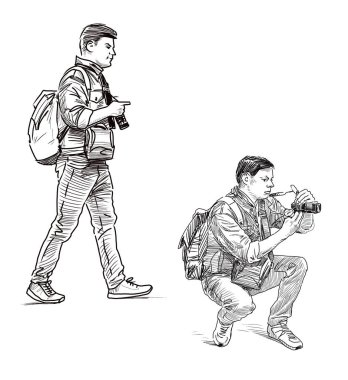 Kamera ve sırt çantasıyla gezen, çömelmiş ve dışarıda fotoğraf çeken fotoğrafçıların çizimleri.