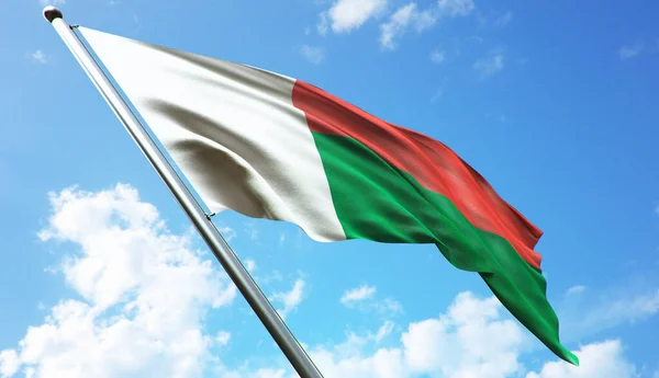 Madagaskar bayrağı mavi gökyüzü arkaplanlı