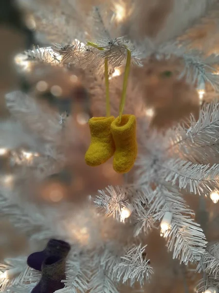 Beyaz bir Noel ağacında fısıltılar. Sarı ve mor çizmeler. Valenki, yeni yıl için arzularını yerine getirmek için..
