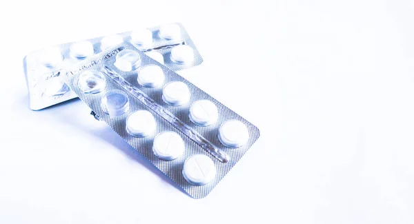 Tabletten Einer Blisterverpackung Liegen Auf Einer Weißen Oberfläche Ein Ort — Stockfoto