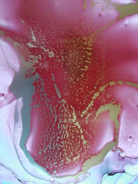 Alkol maskarası soyutlaması. Altınla kiraz rengi lekeler. Duvarların dekorasyonu