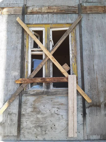 그 집은 철거되고 있다. 부서진 창문 이 있는 낡은 집. — 스톡 사진