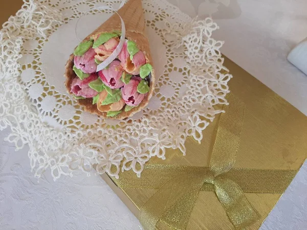 Waffle Konisi 'ndeki ev yapımı marşmelovlardan küçük çiçekler..