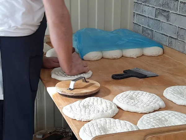 Tandoor 'da pişirmek için yuvarlak ekmek. Dağıstan, Tacikistan ve Rusya 'da geleneksel ekmek pişirme yöntemi.