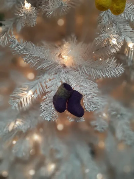 Beyaz bir Noel ağacında fısıltılar. Sarı ve mor çizmeler. Valenki, yeni yıl için arzularını yerine getirmek için..