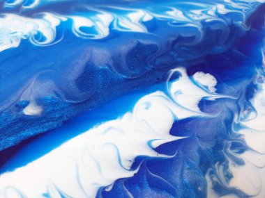 Denizcilik temalı. Epoksi reçineyle çizim tekniği ile gelen kaynayan bir dalga. Akrilik ve epoksi reçineyle boyama.