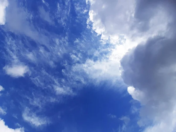 Gökyüzündeki yemyeşil bulutlar güneş ışığını engelliyor. Bulutların arasından mavi bir gökyüzü bakıyor. Yatay fotoğraf.