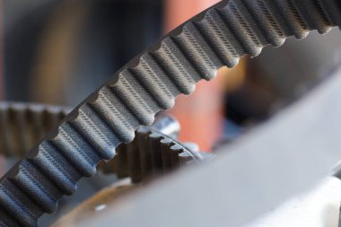 Zamanlayıcı Kayışı Otomatik Parçalar. Motordaki zamanlama kayışı değiştiriliyor