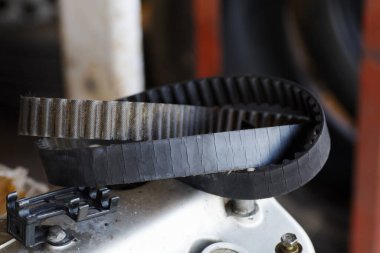 Eski zaman kemerinin süresi dolmuş. Otomatik motor.