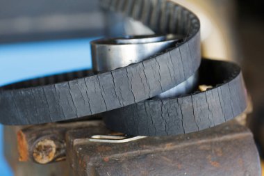 Eski zaman kemerinin süresi dolmuş. Otomatik motor.