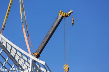 Vinç kalkıyor, vinç kancasını çekiyor, vinç yükseklikte çalışıyor..