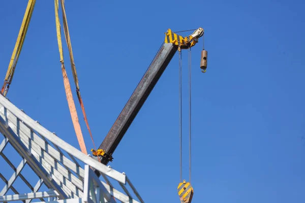 Vinç kalkıyor, vinç kancasını çekiyor, vinç yükseklikte çalışıyor..