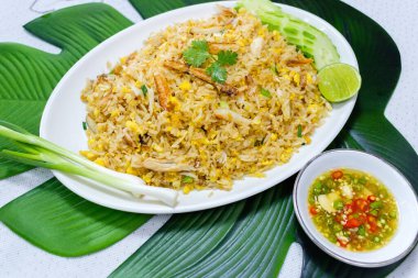 Yengeç Kızarmış Pirinç Tayland yemeği. Yengeçli pilav. Mutfak ve yiyecek.