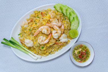 Karidesli kızarmış pirinç. Kao Pad Kung.Çin yemeği. Tayland 'ın en sevdiği yemek.