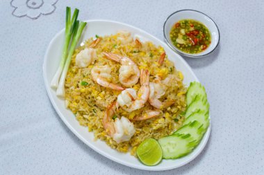 Karidesli kızarmış pirinç. Kao Pad Kung.Çin yemeği. Tayland 'ın en sevdiği yemek.