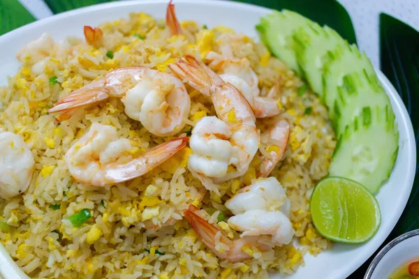Karidesli kızarmış pirinç. Kao Pad Kung.Çin yemeği. Tayland 'ın en sevdiği yemek.
