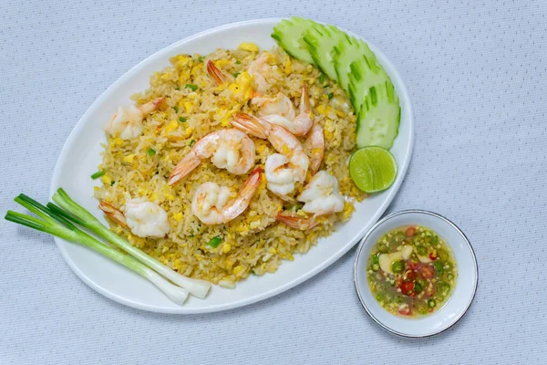 Karidesli kızarmış pirinç. Kao Pad Kung.Çin yemeği. Tayland 'ın en sevdiği yemek.
