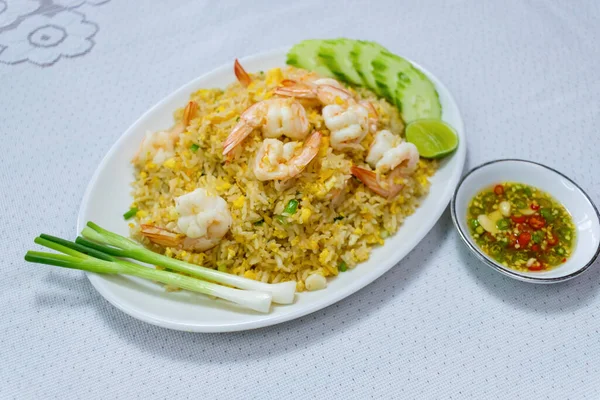 Karidesli kızarmış pirinç. Kao Pad Kung.Çin yemeği. Tayland 'ın en sevdiği yemek.