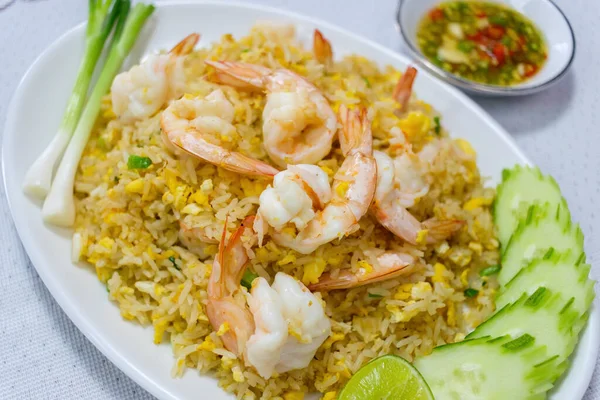 Karidesli kızarmış pirinç. Kao Pad Kung.Çin yemeği. Tayland 'ın en sevdiği yemek.