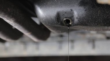 Motor yağı eski yağ filtresine damlıyor. Motor yağı çok kirli, kirli siyah bir rengi var..