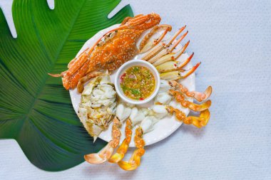 Buharda pişirilmiş mavi yengeç. Geleneksel Asya yemeği. Deniz ürünleri Tayland ve Asyalıların popüler yiyeceği.