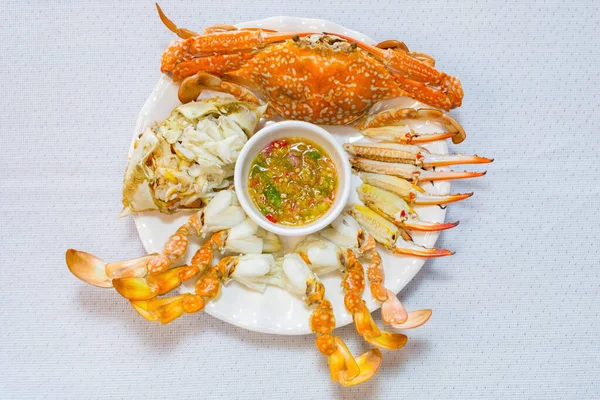 Buharda pişirilmiş mavi yengeç. Geleneksel Asya yemeği. Deniz ürünleri Tayland ve Asyalıların popüler yiyeceği.