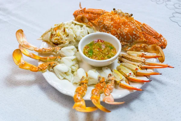 Buharda pişirilmiş mavi yengeç. Geleneksel Asya yemeği. Deniz ürünleri Tayland ve Asyalıların popüler yiyeceği.