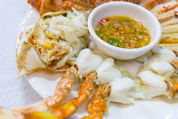 Buharda pişirilmiş mavi yengeç. Geleneksel Asya yemeği. Deniz ürünleri Tayland ve Asyalıların popüler yiyeceği.