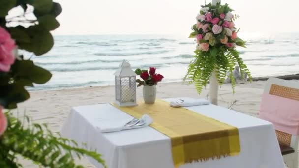 Romantico Allestimento Cena Sulla Spiaggia Coppie Sensazione Amore — Video Stock