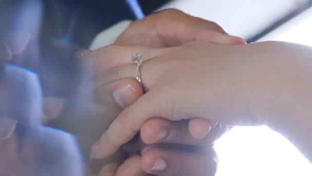Bruidegom Draagt Ring Bruid Vinger Tijdens Huwelijksceremonie — Stockvideo