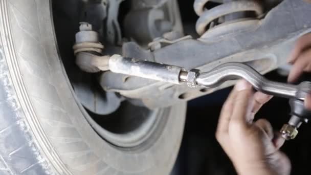 Mécanicien Voiture Insérant Des Joints Rotule Pièces Système Suspension Sur — Video