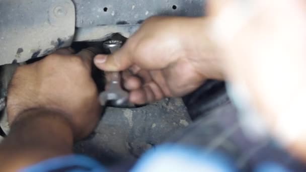 Mecánico Apriete Amortiguador Nut Pickup Camión Amortiguador Reparación — Vídeo de stock