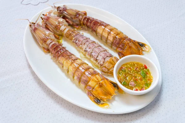 Haşlanmış kerevit ya da deniz ürünleri soslu peygamber devesi karidesi Tayland yemeği.