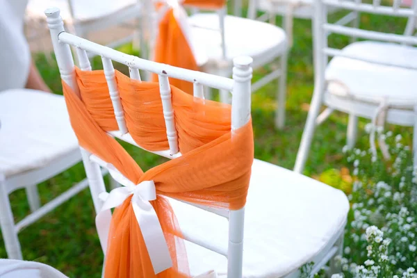 turuncu kumaşlı beyaz sandalye güzel düğün gününde, aşk havası ver, bahçede şenlikli düğün sandalyesi süsü