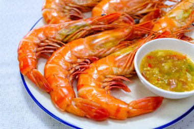 Tayland buğulamalı karides ve deniz ürünleri. Tayland 'dan taze deniz ürünleri.