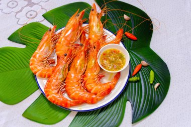 Tayland buğulamalı karides ve deniz ürünleri. Tayland 'dan taze deniz ürünleri.