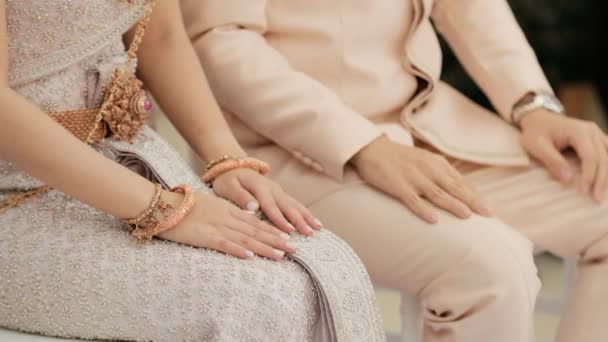 Noivo Está Segurando Mão Noiva Vestido Tailandês Ouro Rosa Casamento — Vídeo de Stock