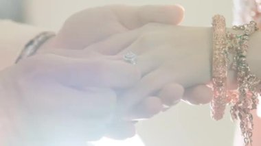 Düğün töreninde damat gelinin parmağına yüzük takar.